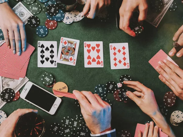 What rules guide the fundamental Live Poker game